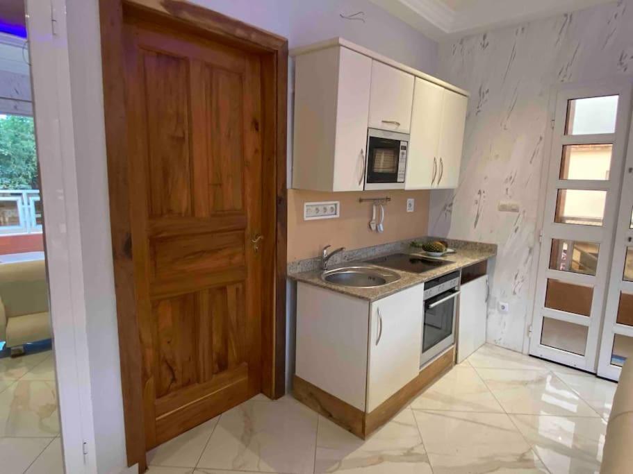 Appartement Altona Ломе Екстериор снимка